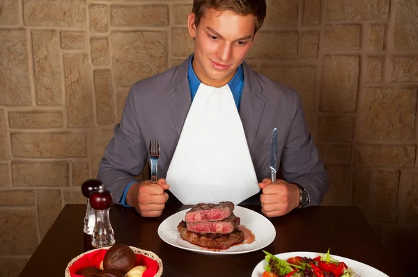 Comer un bistec de res — Foto de Stock