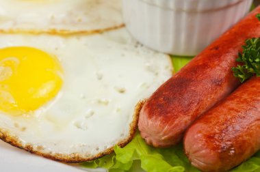 Sosisli sahanda yumurta