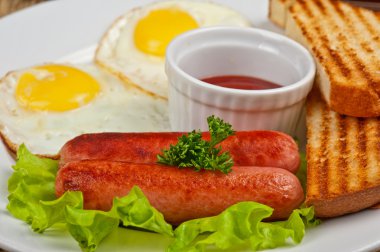 Sosisli sahanda yumurta