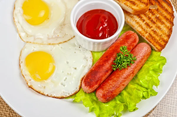 Ovos fritos com salsichas — Fotografia de Stock