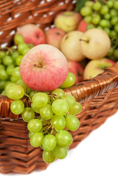 Äpfel und Trauben — Stockfoto