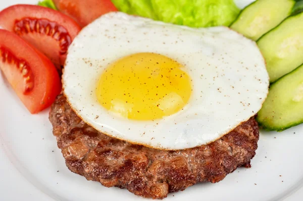 Maso Hovězí biftek se sázeným vejcem — Stock fotografie