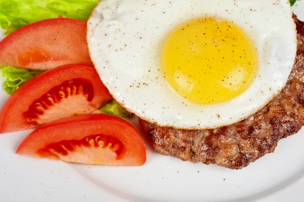 Steak beef meat with fried egg — Stock Photo, Image