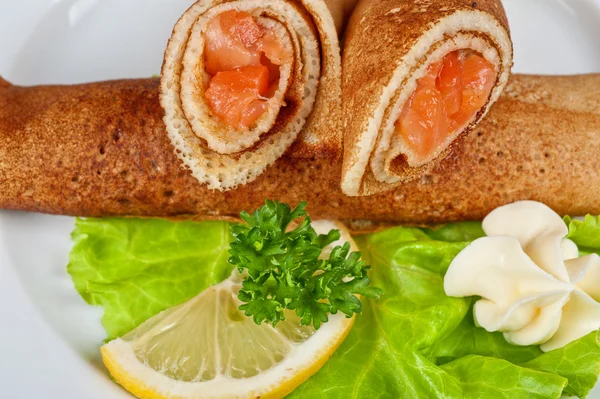 Pfannkuchen mit Lachs — Stockfoto