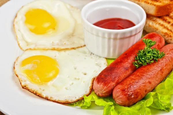 Jaja smażone z kiełbasą — Zdjęcie stockowe