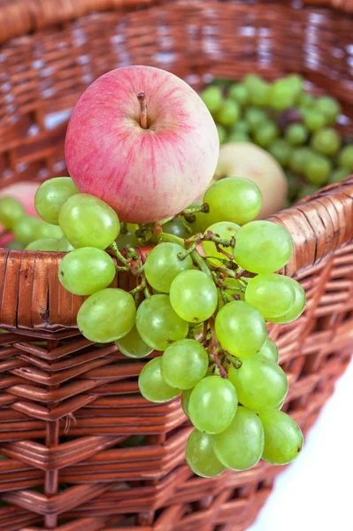 Яблоки и виноград — стоковое фото