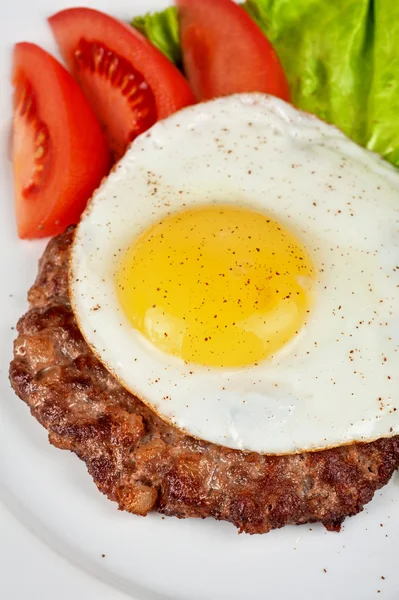 Maso Hovězí biftek se sázeným vejcem — Stock fotografie