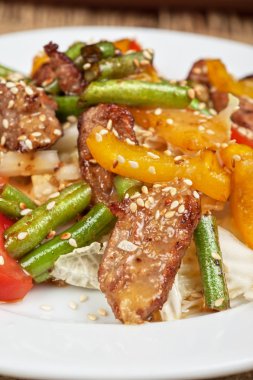 Dana eti ile sıcak salata
