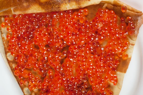 Pannkaka med röd kaviar — Stockfoto