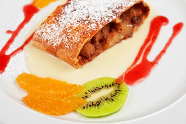 Apple strudel — Stock Photo, Image