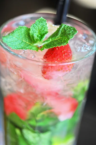 Strawberry mohito cocktail — Stockfoto