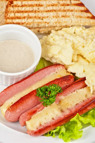 Wurst mit Käse und Omelette — Stockfoto