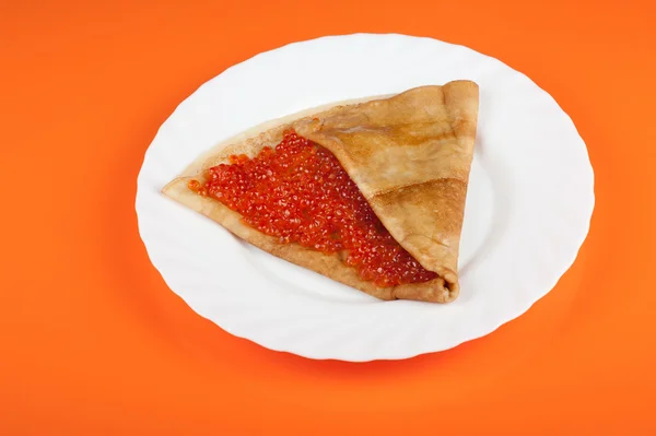 Pannkaka med röd kaviar — Stockfoto