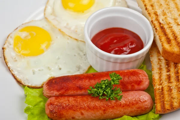 Huevos fritos con salchichas —  Fotos de Stock