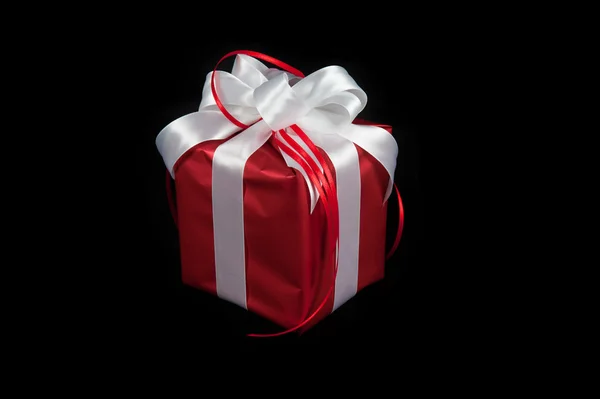 Red gift box on black — Stock Photo, Image