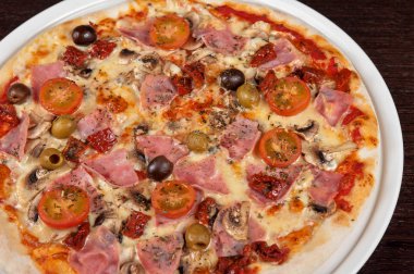 Jambonlu ve mantarlı pizza.