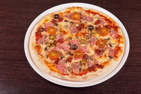Pizza au jambon et champignons — Photo