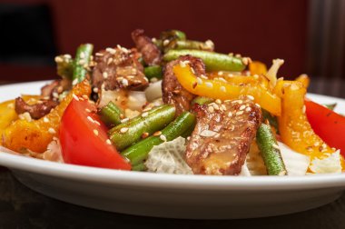 Dana eti ile sıcak salata