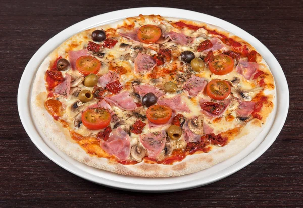 Jambonlu ve mantarlı pizza.