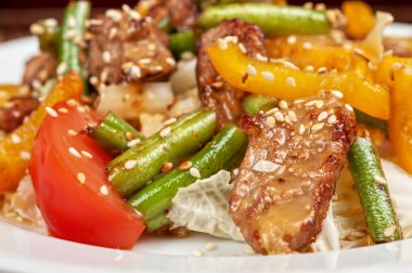 Dana eti ile sıcak salata
