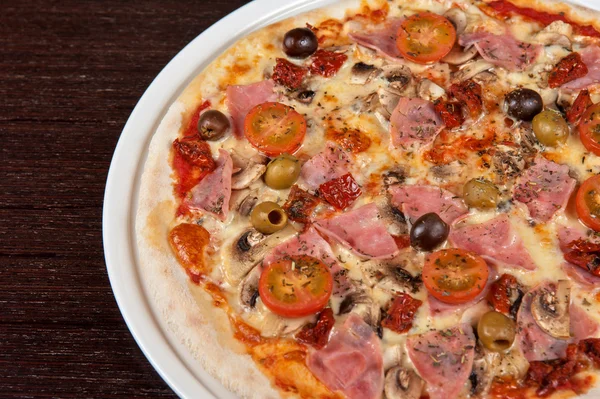 Jambonlu ve mantarlı pizza.