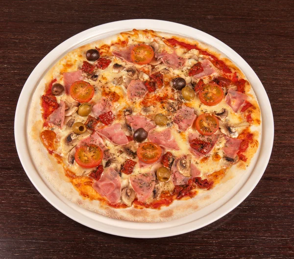 Pizza com presunto e cogumelos — Fotografia de Stock