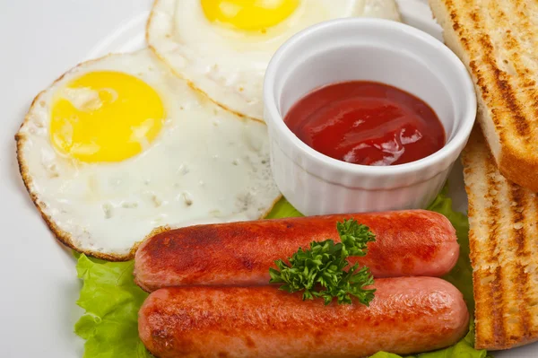 Uova fritte con salsicce — Foto Stock