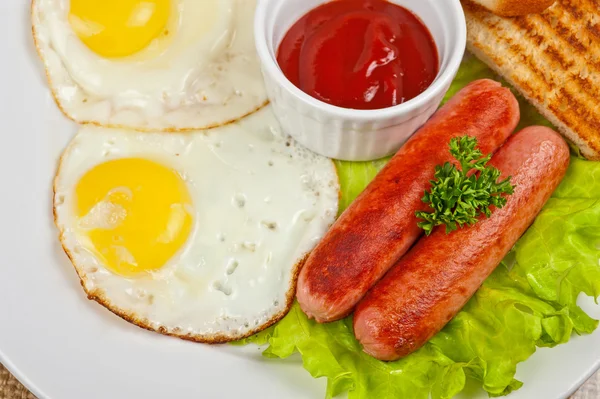 Huevos fritos con salchichas —  Fotos de Stock