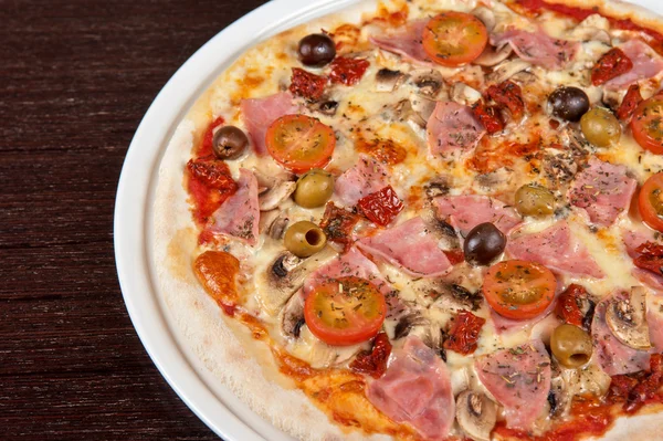 Pizza z szynką i grzybami — Zdjęcie stockowe