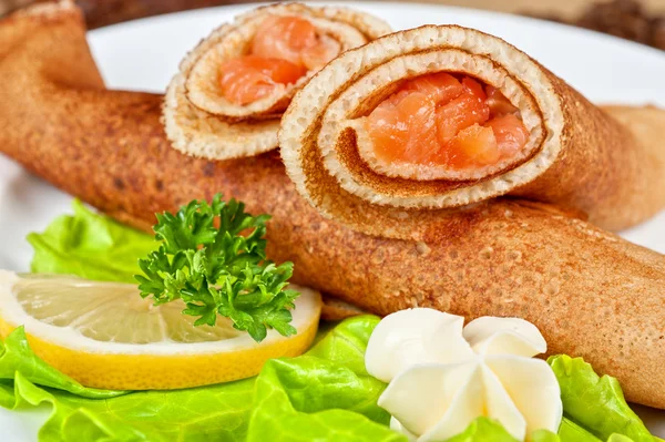 Pannkakor med lax — Stockfoto