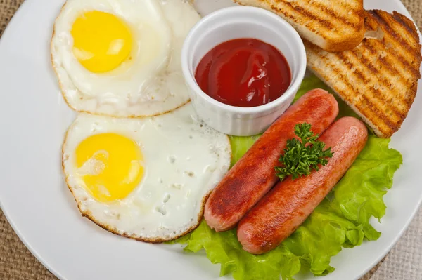 Huevos fritos con salchichas — Foto de Stock