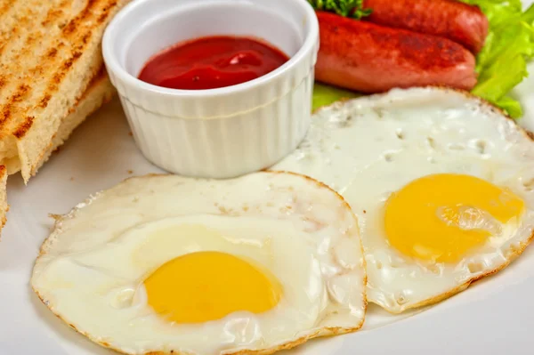 Uova fritte con salsicce — Foto Stock