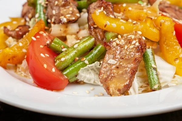 Ensalada caliente con ternera — Foto de Stock