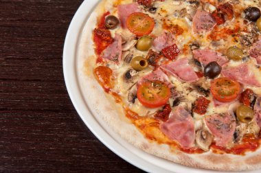 Jambonlu ve mantarlı pizza.