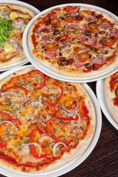 Пицца с ветчиной и грибами — стоковое фото