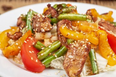 Dana eti ile sıcak salata