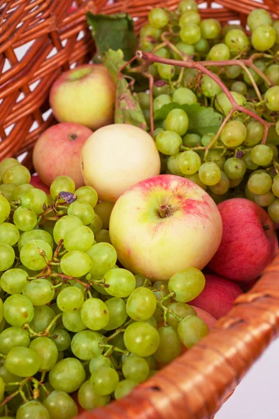 Manzanas y uvas — Foto de Stock