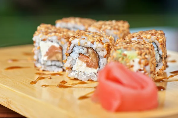 Rouleaux de sushi au sésame — Photo