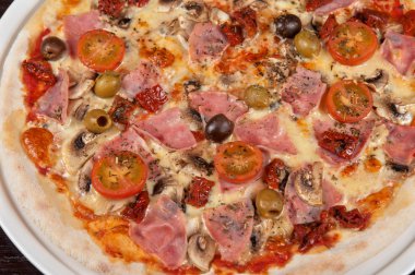 Jambonlu ve mantarlı pizza.