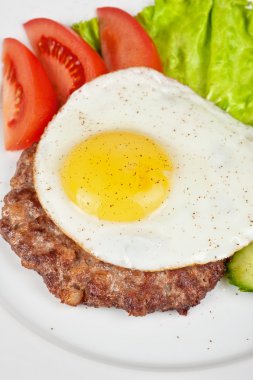 sahanda yumurta ile biftek biftek et