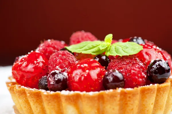 Kue dengan buah berry segar — Stok Foto