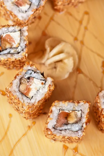 Rollos de sushi de sésamo — Foto de Stock