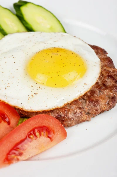 Carne di manzo di bistecca con uovo fritto — Foto Stock