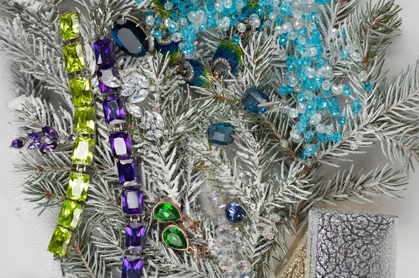 Sieraden bij fir tree — Stockfoto