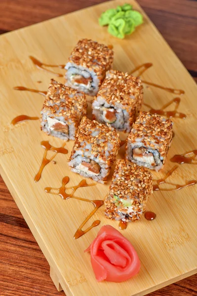 Rolos de sushi de gergelim — Fotografia de Stock
