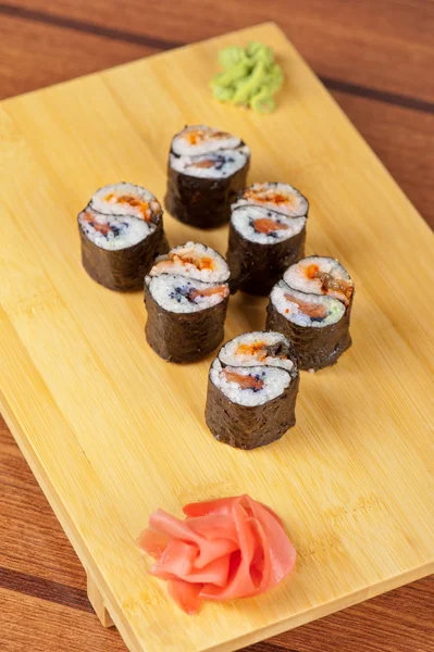 Sushi rolky s tobico a palačinky — Stock fotografie