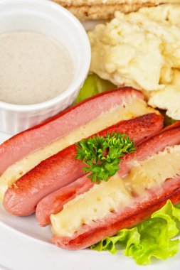 sosis ile peynir ve omlet