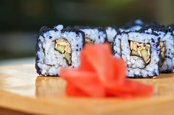 Rolos de sushi tobico — Fotografia de Stock