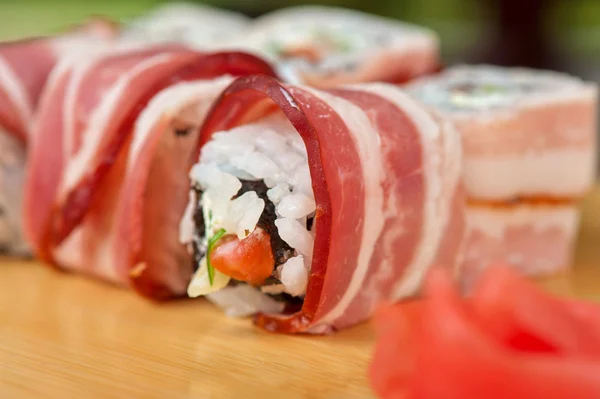 Sushi-Rolle mit Speck — Stockfoto