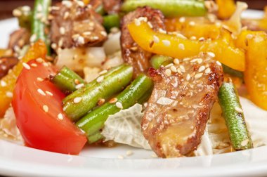 Dana eti ile sıcak salata